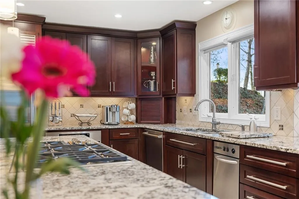 1095 Edgewater Drive, Sandy Springs, Georgia 30328, 5 Bedrooms Bedrooms, ,4 BathroomsBathrooms,Residential,Sold,1095 Edgewater Drive,7709720
