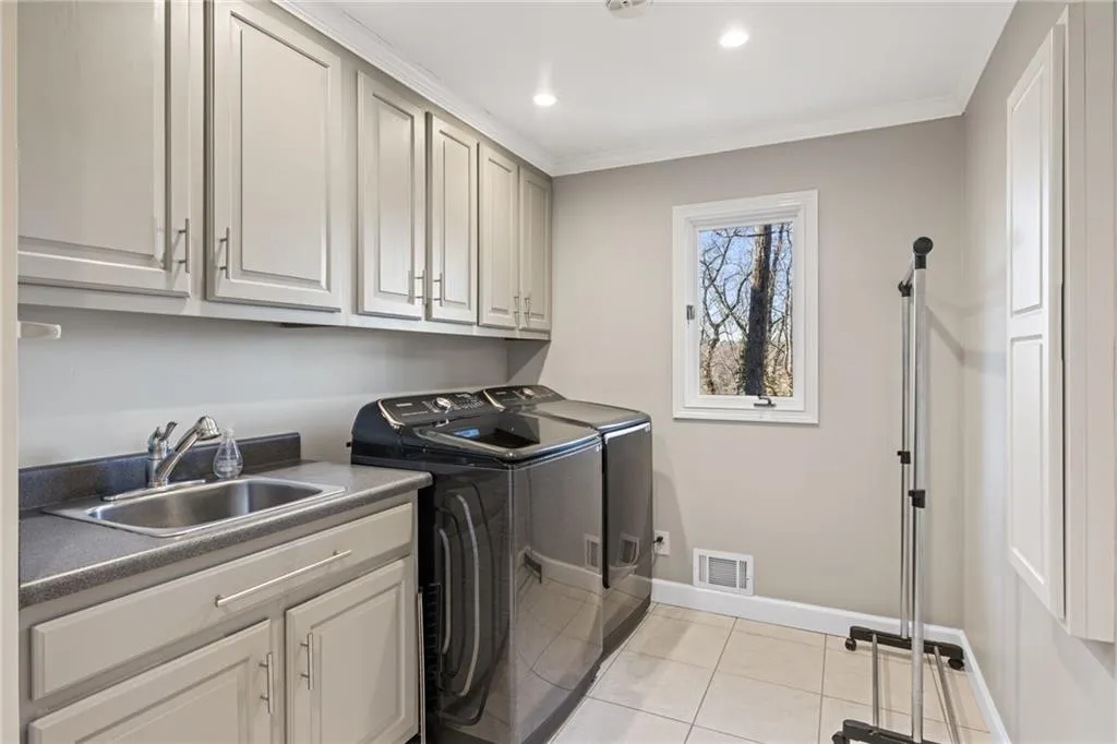 1095 Edgewater Drive, Sandy Springs, Georgia 30328, 5 Bedrooms Bedrooms, ,4 BathroomsBathrooms,Residential,Sold,1095 Edgewater Drive,7709720