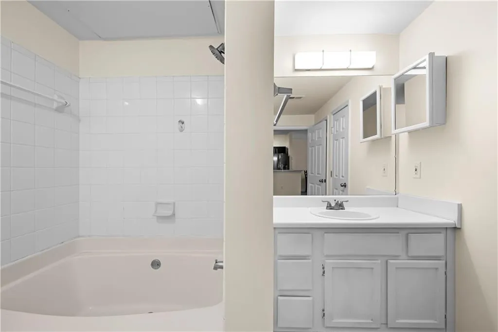 2700 Pine Tree Road Ne Unit 1015, Atlanta, Georgia 30324, 1 Bedroom Bedrooms, ,1 BathroomBathrooms,Residential,For Sale,2700 Pine Tree Road Ne Unit 1015,7560341