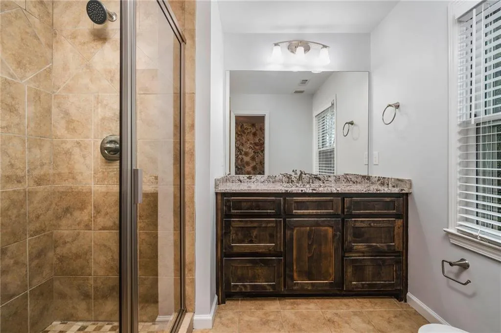 Upper level en-suite bathroom