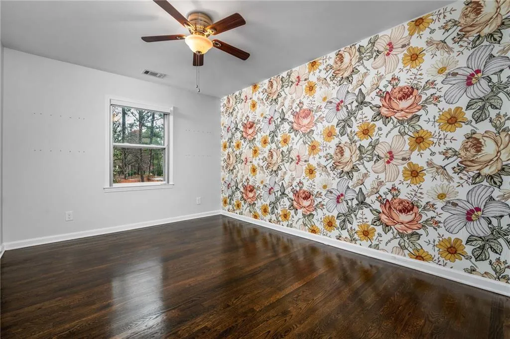 Upper level en-suite bedroom