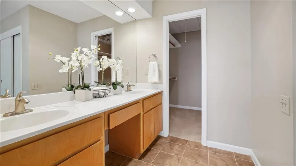 29 Dunwoody Springs Drive, Sandy Springs, Georgia 30328, 2 Bedrooms Bedrooms, ,2 BathroomsBathrooms,Residential,Sold,29 Dunwoody Springs Drive,7204589