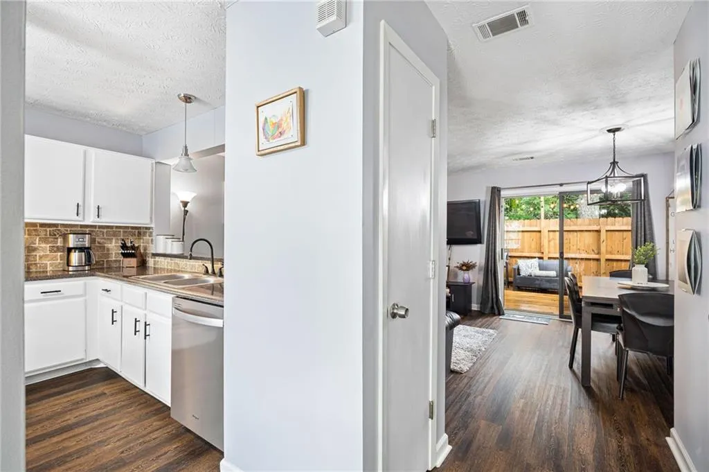 1606 Queen Anne Court, Sandy Springs, Georgia 30350, 2 Bedrooms Bedrooms, ,2 BathroomsBathrooms,Residential,Sold,1606 Queen Anne Court,7222514