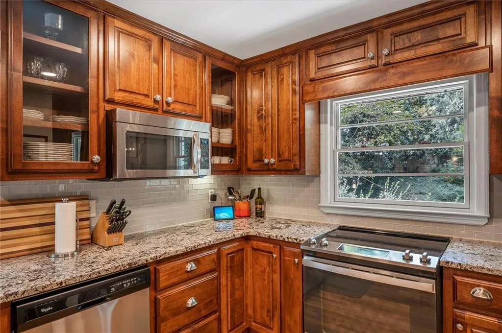 170 Johnson Ferry Road Nw, Sandy Springs, Georgia 30328, 3 Bedrooms Bedrooms, ,3 BathroomsBathrooms,Residential,Sold,170 Johnson Ferry Road Nw,6944405