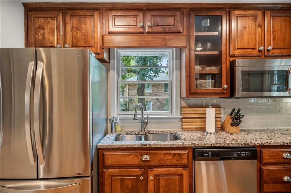 170 Johnson Ferry Road Nw, Sandy Springs, Georgia 30328, 3 Bedrooms Bedrooms, ,3 BathroomsBathrooms,Residential,Sold,170 Johnson Ferry Road Nw,6944405