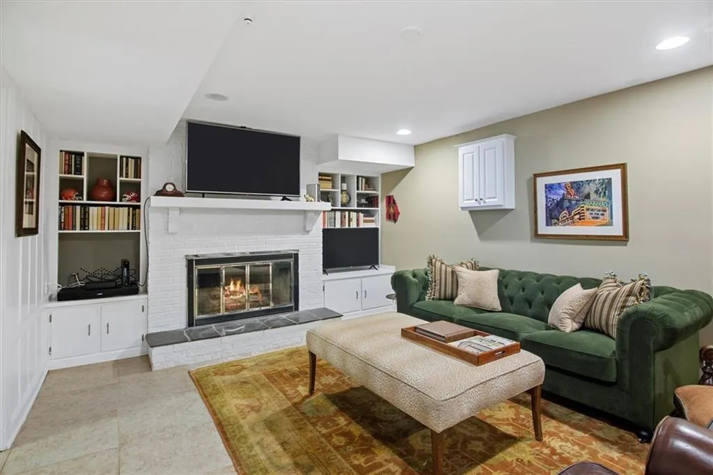 170 Johnson Ferry Road Nw, Sandy Springs, Georgia 30328, 3 Bedrooms Bedrooms, ,3 BathroomsBathrooms,Residential,Sold,170 Johnson Ferry Road Nw,6944405