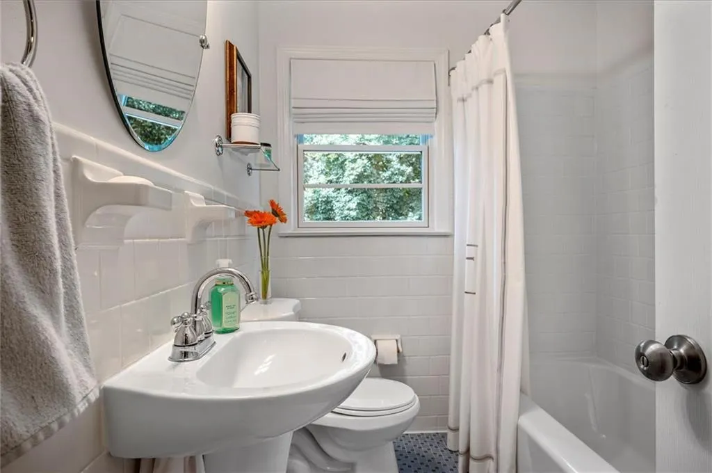 170 Johnson Ferry Road Nw, Sandy Springs, Georgia 30328, 3 Bedrooms Bedrooms, ,3 BathroomsBathrooms,Residential,Sold,170 Johnson Ferry Road Nw,6944405