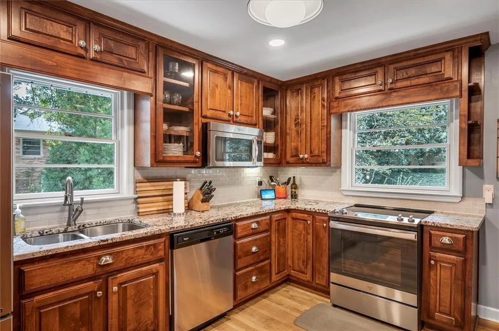 170 Johnson Ferry Road Nw, Sandy Springs, Georgia 30328, 3 Bedrooms Bedrooms, ,3 BathroomsBathrooms,Residential,Sold,170 Johnson Ferry Road Nw,6944405