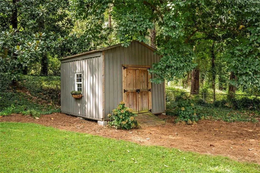 170 Johnson Ferry Road Nw, Sandy Springs, Georgia 30328, 3 Bedrooms Bedrooms, ,3 BathroomsBathrooms,Residential,Sold,170 Johnson Ferry Road Nw,6944405