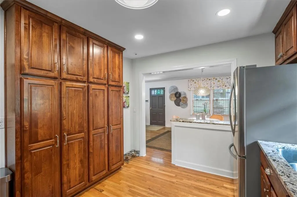 170 Johnson Ferry Road Nw, Sandy Springs, Georgia 30328, 3 Bedrooms Bedrooms, ,3 BathroomsBathrooms,Residential,Sold,170 Johnson Ferry Road Nw,6944405