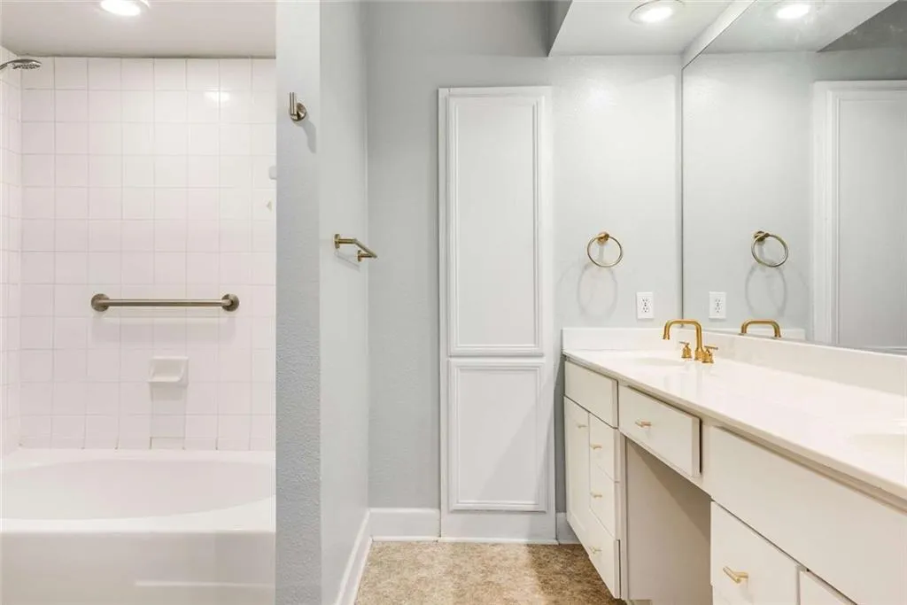 3777 Ne Peachtree Road Unit #1112, Brookhaven, Georgia 30319, 2 Bedrooms Bedrooms, ,2 BathroomsBathrooms,Residential,For Sale,3777 Ne Peachtree Road Unit #1112,7632640