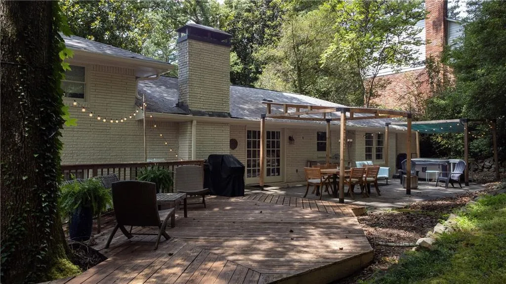205 Glencourtney Drive, Sandy Springs, Georgia 30328, 4 Bedrooms Bedrooms, ,3 BathroomsBathrooms,Residential,For Sale,205 Glencourtney Drive,7547398