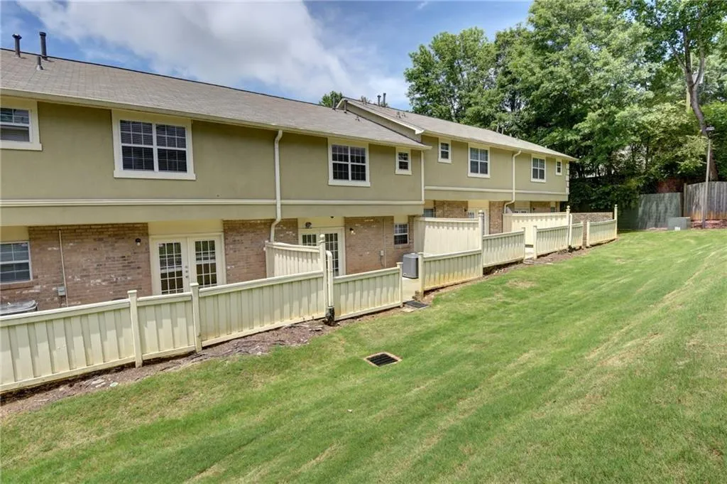 6900 Roswell Road Unit H3, Sandy Springs, Georgia 30328, 3 Bedrooms Bedrooms, ,2 BathroomsBathrooms,Residential,Sold,6900 Roswell Road Unit H3,6015674
