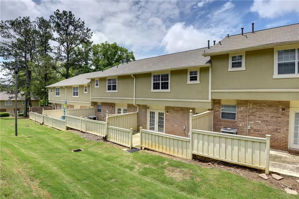 6900 Roswell Road Unit H3, Sandy Springs, Georgia 30328, 3 Bedrooms Bedrooms, ,2 BathroomsBathrooms,Residential,Sold,6900 Roswell Road Unit H3,6015674