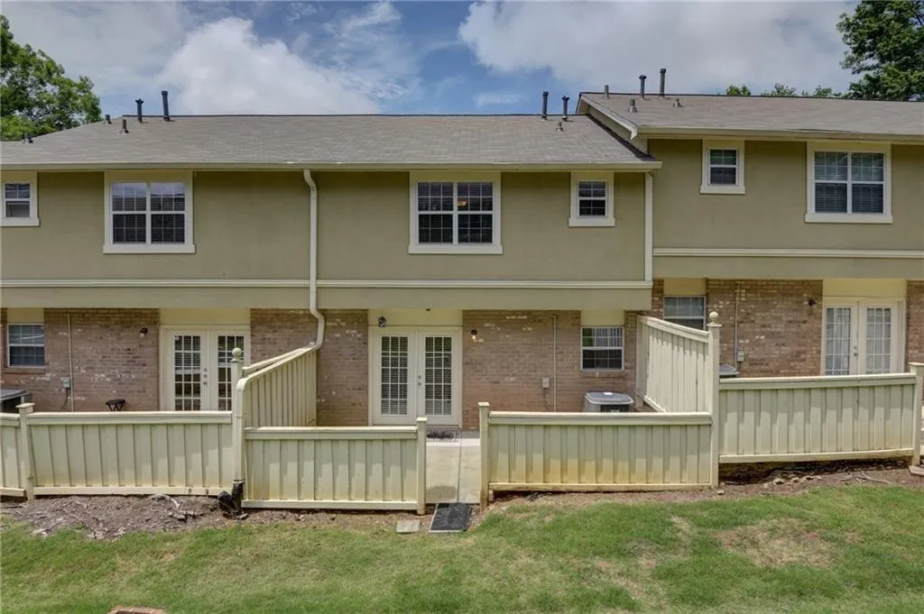 6900 Roswell Road Unit H3, Sandy Springs, Georgia 30328, 3 Bedrooms Bedrooms, ,2 BathroomsBathrooms,Residential,Sold,6900 Roswell Road Unit H3,6015674