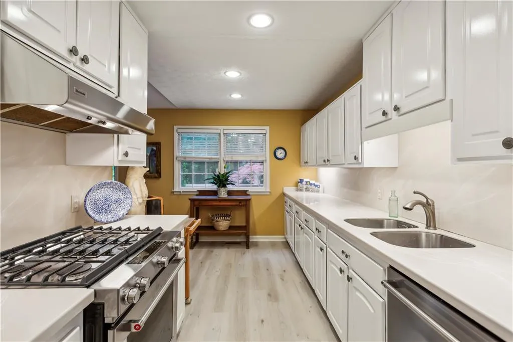 1004 Dunwoody Chace, Atlanta, Georgia 30328, 3 Bedrooms Bedrooms, ,3 BathroomsBathrooms,Residential,Sold,1004 Dunwoody Chace,7400208