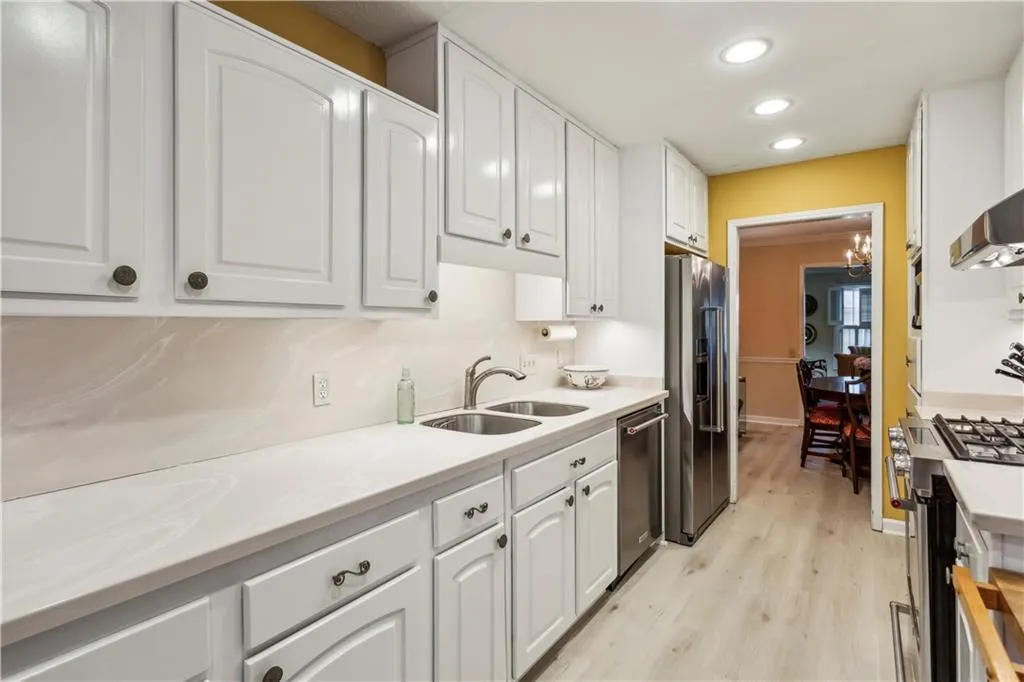 1004 Dunwoody Chace, Atlanta, Georgia 30328, 3 Bedrooms Bedrooms, ,3 BathroomsBathrooms,Residential,Sold,1004 Dunwoody Chace,7400208