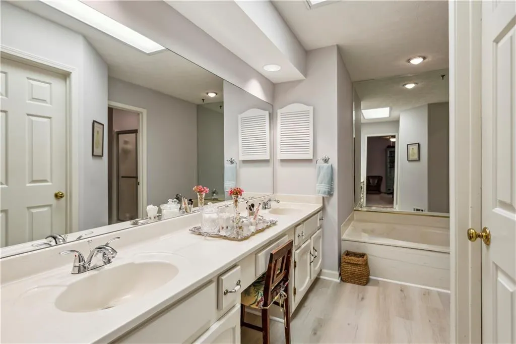 1004 Dunwoody Chace, Atlanta, Georgia 30328, 3 Bedrooms Bedrooms, ,3 BathroomsBathrooms,Residential,Sold,1004 Dunwoody Chace,7400208