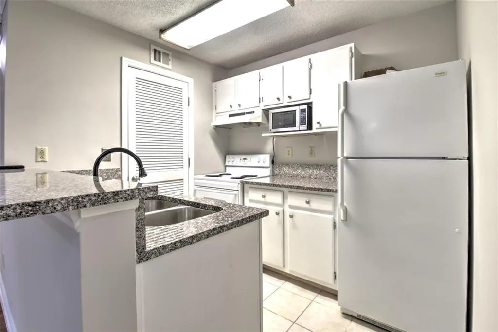 408 Granville Court, Sandy Springs, Georgia 30328, 1 Bedroom Bedrooms, ,1 BathroomBathrooms,Residential,Sold,408 Granville Court,7231862