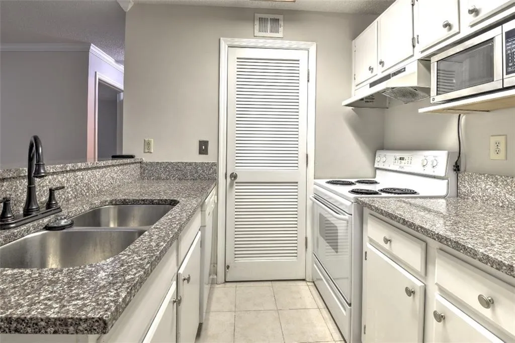 408 Granville Court, Sandy Springs, Georgia 30328, 1 Bedroom Bedrooms, ,1 BathroomBathrooms,Residential,Sold,408 Granville Court,7231862