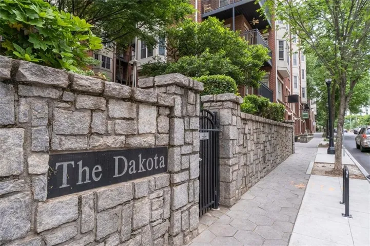The Dakota takes up 1 entire square block in Midtown. Very pedestrian friendly & centrally located.