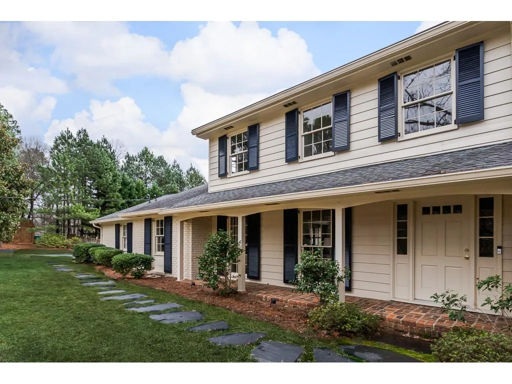 5240 Green Oak Court, Atlanta, Georgia 30327, 5 Bedrooms Bedrooms, ,4 BathroomsBathrooms,Residential,Sold,5240 Green Oak Court,6690924