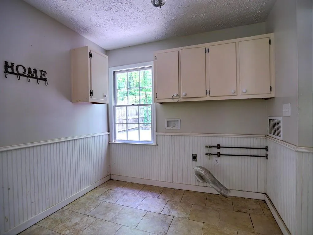 365 Earlston Drive, Sandy Springs, Georgia 30328, 4 Bedrooms Bedrooms, ,3 BathroomsBathrooms,Residential,Sold,365 Earlston Drive,6543960