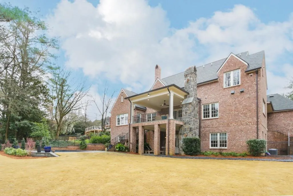 690 E Northway Lane, Sandy Springs, Georgia 30342, 6 Bedrooms Bedrooms, ,5 BathroomsBathrooms,Residential,Sold,690 E Northway Lane,6514479