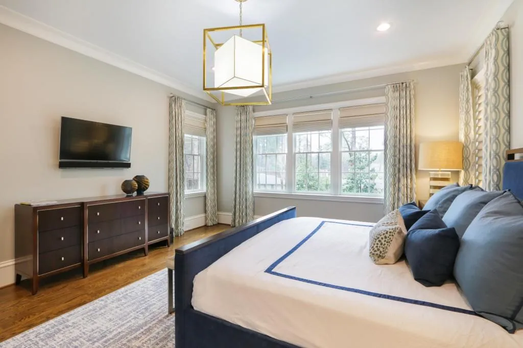 690 E Northway Lane, Sandy Springs, Georgia 30342, 6 Bedrooms Bedrooms, ,5 BathroomsBathrooms,Residential,Sold,690 E Northway Lane,6514479