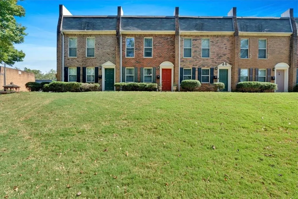 View of front of home featuring a front yard