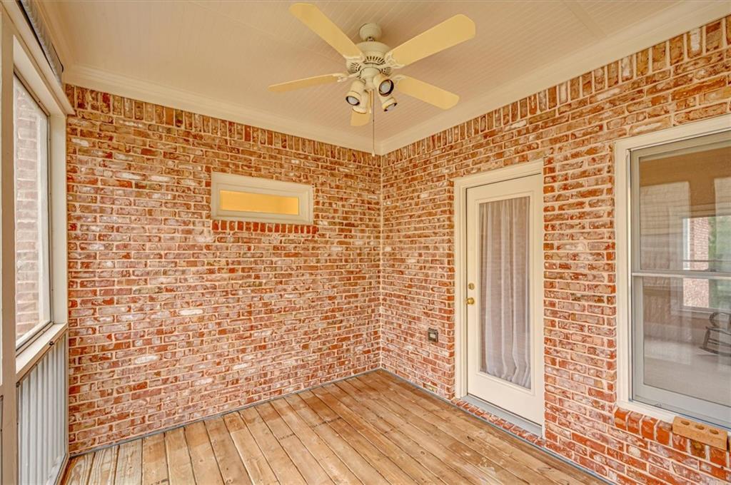 Unfurnished sunroom featuring ceiling fan