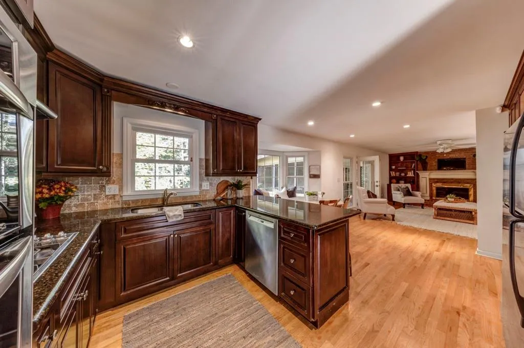 6201 Mountain Brook Way, Sandy Springs, Georgia 30328, 5 Bedrooms Bedrooms, ,4 BathroomsBathrooms,Residential,Sold,6201 Mountain Brook Way,6968684