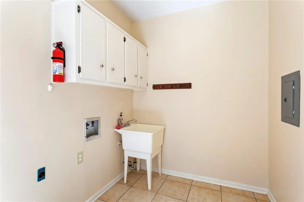 6095 Blackwater Trail, Sandy Springs, Georgia 30328, 5 Bedrooms Bedrooms, ,4 BathroomsBathrooms,Residential,Sold,6095 Blackwater Trail,6954043