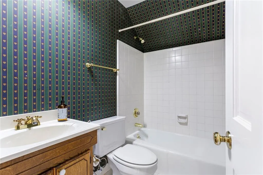 6095 Blackwater Trail, Sandy Springs, Georgia 30328, 5 Bedrooms Bedrooms, ,4 BathroomsBathrooms,Residential,Sold,6095 Blackwater Trail,6954043