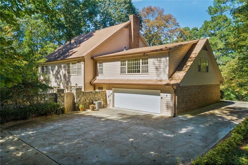 6095 Blackwater Trail, Sandy Springs, Georgia 30328, 5 Bedrooms Bedrooms, ,4 BathroomsBathrooms,Residential,Sold,6095 Blackwater Trail,6954043