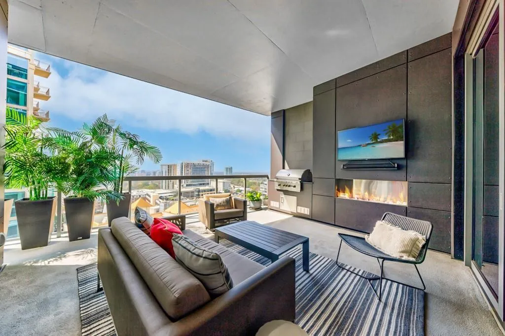 Main Balcony with views to Downtown