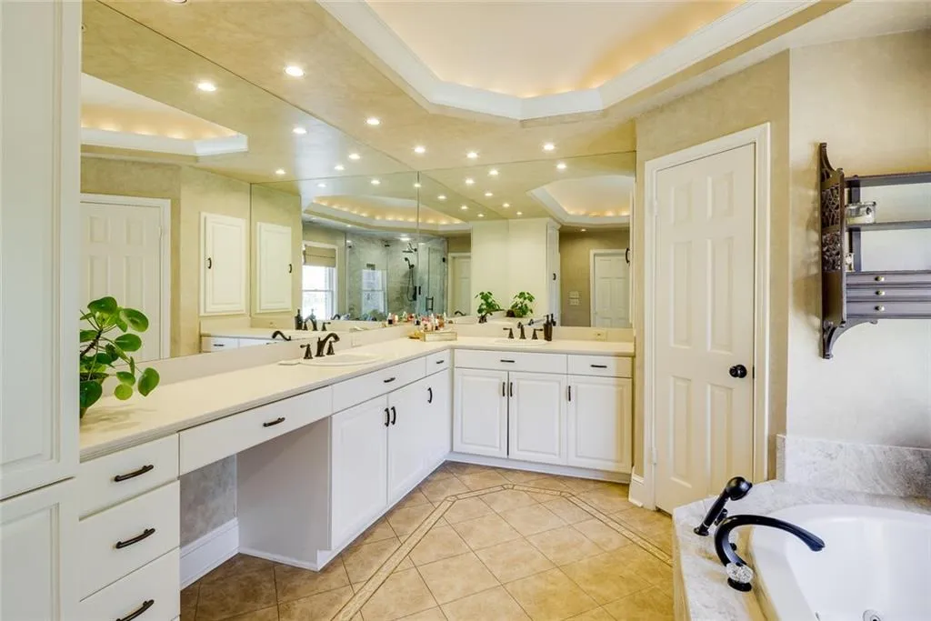 9910 Huntcliff Trace, Sandy Springs, Georgia 30350, 4 Bedrooms Bedrooms, ,4 BathroomsBathrooms,Residential,Sold,9910 Huntcliff Trace,6991112