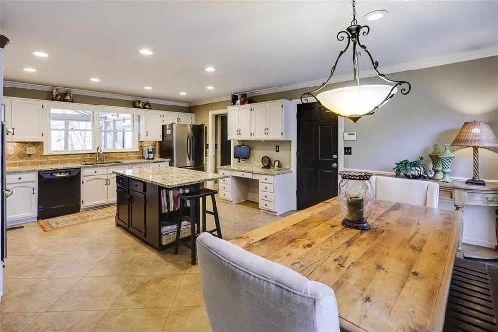 9910 Huntcliff Trace, Sandy Springs, Georgia 30350, 4 Bedrooms Bedrooms, ,4 BathroomsBathrooms,Residential,Sold,9910 Huntcliff Trace,6991112