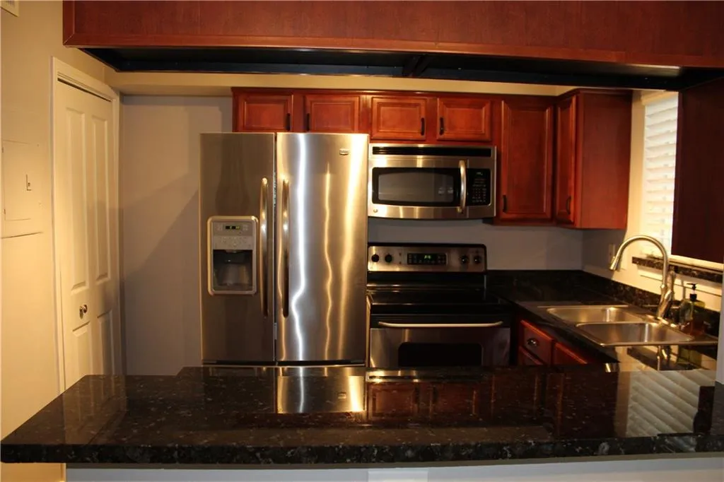 6940 Roswell Road Unit 22d, Atlanta, Georgia 30328, 2 Bedrooms Bedrooms, ,1 BathroomBathrooms,Residential,Sold,6940 Roswell Road Unit 22d,5727051