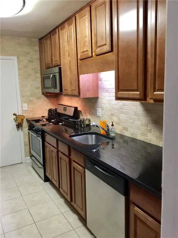 6851 Roswell Road Unit F6, Sandy Springs, Georgia 30328, 2 Bedrooms Bedrooms, ,2 BathroomsBathrooms,Residential,Sold,6851 Roswell Road Unit F6,5789806