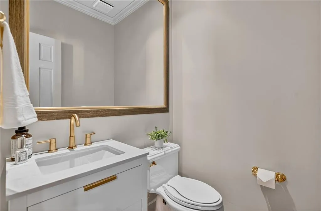 696 Greystone Park Ne, Atlanta, Georgia 30324, 5 Bedrooms Bedrooms, ,3 BathroomsBathrooms,Residential,For Sale,696 Greystone Park Ne,7631508