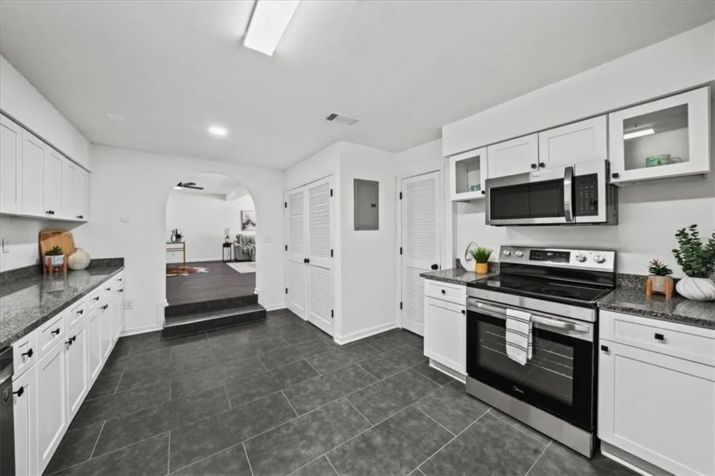 5490 Chemin De Vie, Atlanta, Georgia 30342, 3 Bedrooms Bedrooms, ,2 BathroomsBathrooms,Residential,For Sale,5490 Chemin De Vie,7714189