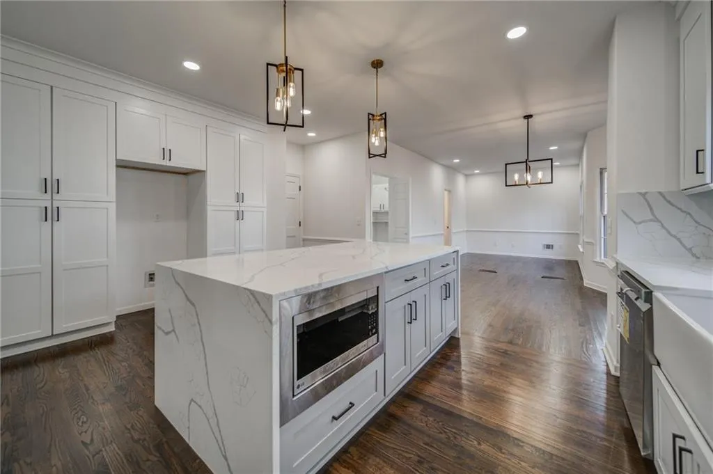 7255 Chattahoochee Bluff Drive, Sandy Springs, Georgia 30350, 6 Bedrooms Bedrooms, ,4 BathroomsBathrooms,Residential,Sold,7255 Chattahoochee Bluff Drive,7154409