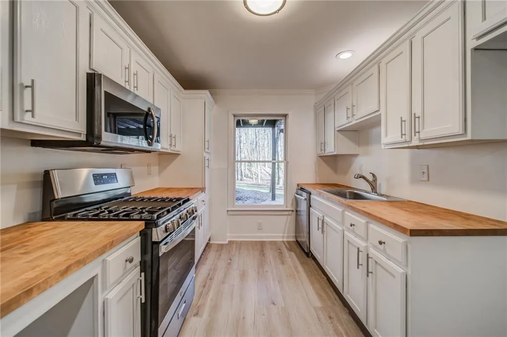 7255 Chattahoochee Bluff Drive, Sandy Springs, Georgia 30350, 6 Bedrooms Bedrooms, ,4 BathroomsBathrooms,Residential,Sold,7255 Chattahoochee Bluff Drive,7154409