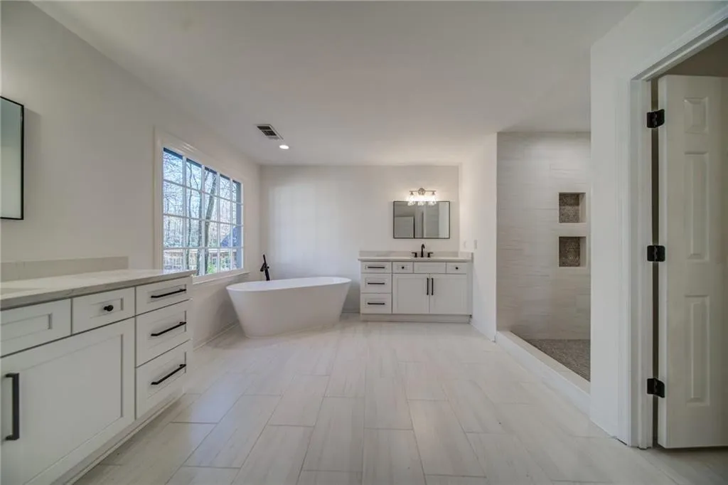 7255 Chattahoochee Bluff Drive, Sandy Springs, Georgia 30350, 6 Bedrooms Bedrooms, ,4 BathroomsBathrooms,Residential,Sold,7255 Chattahoochee Bluff Drive,7154409
