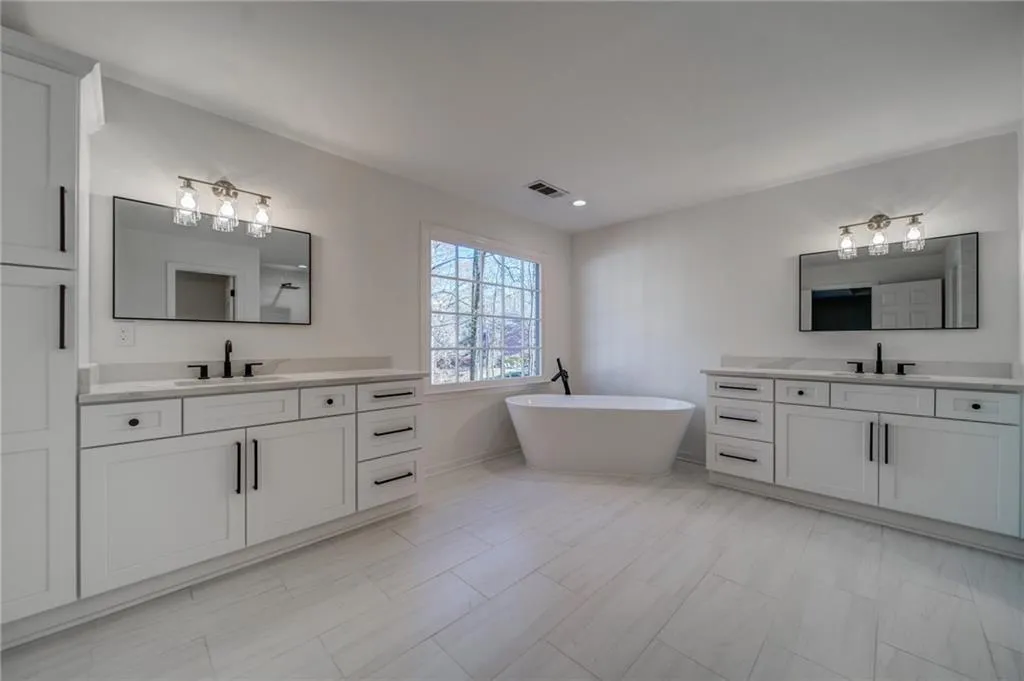 7255 Chattahoochee Bluff Drive, Sandy Springs, Georgia 30350, 6 Bedrooms Bedrooms, ,4 BathroomsBathrooms,Residential,Sold,7255 Chattahoochee Bluff Drive,7154409