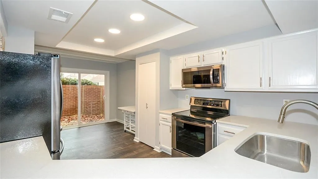 76 Dunwoody Springs Drive, Atlanta, Georgia 30328, 2 Bedrooms Bedrooms, ,2 BathroomsBathrooms,Residential,Sold,76 Dunwoody Springs Drive,5963139