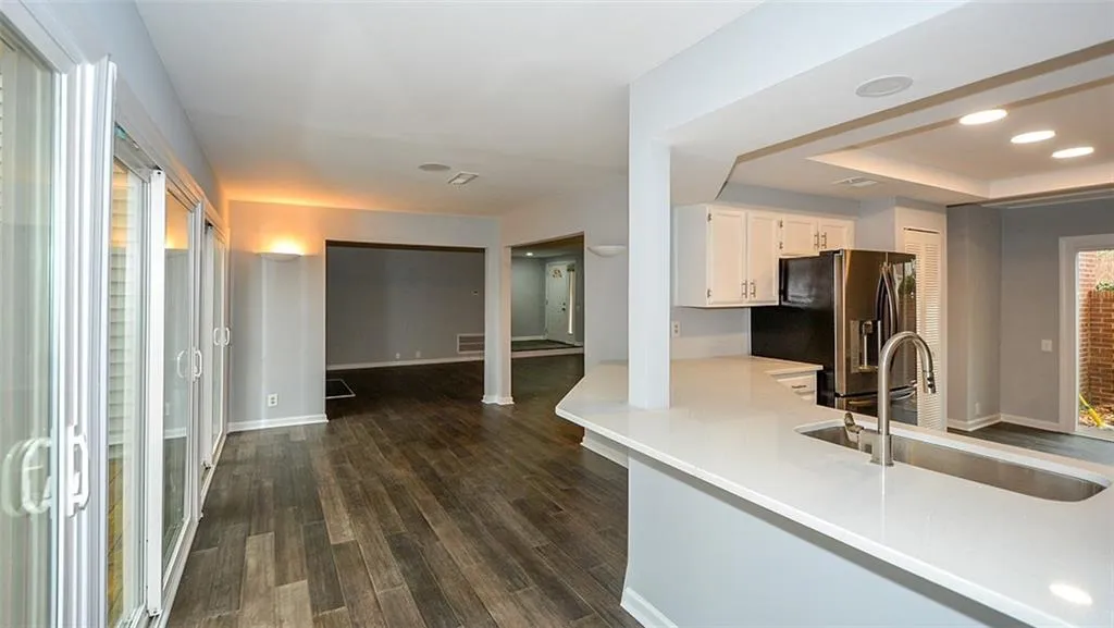 76 Dunwoody Springs Drive, Atlanta, Georgia 30328, 2 Bedrooms Bedrooms, ,2 BathroomsBathrooms,Residential,Sold,76 Dunwoody Springs Drive,5963139