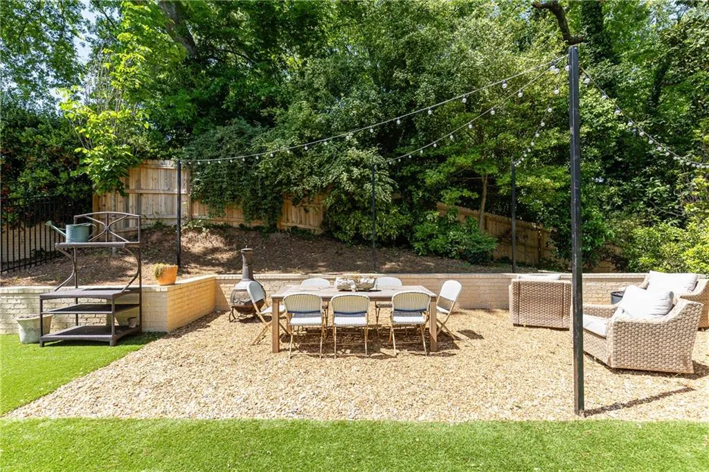 dining area in the backyard at the pool