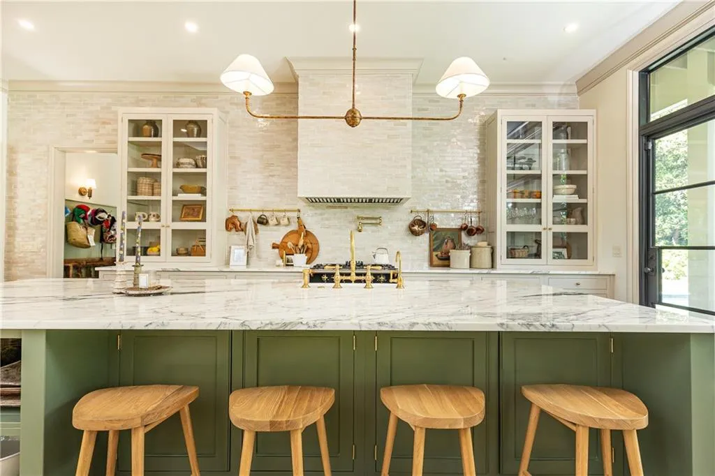 Marble Island and Breakfast Bar